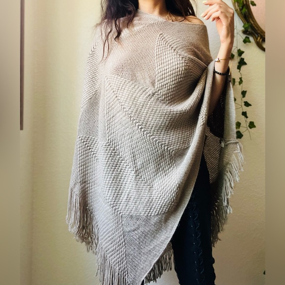 Urban Collection Poncho Sweater One Size - Picture 1 of 8